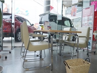 明るく落ち着いた、商談テーブル。お荷物置きもあります。