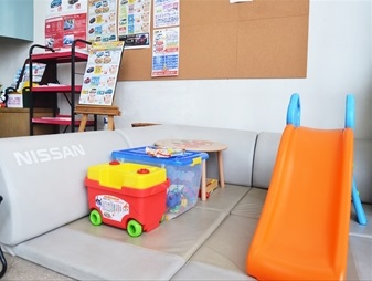 お子様に大好評のキッズコーナー。ベビーベットもあります。