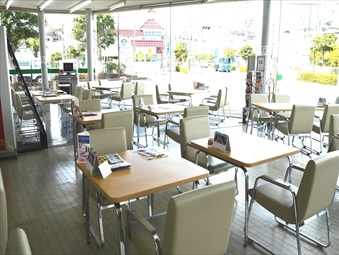 店内は明るく、ゆったりとお寛ぎくださいませ。