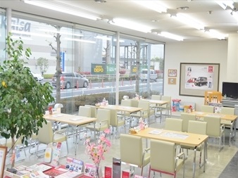 光を取り入れた明るい店内です、快適な空間でお待ちしております