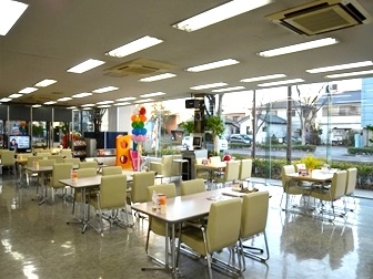 落ち着いたスペースで、ゆったりとお寛ぎくださいませ。