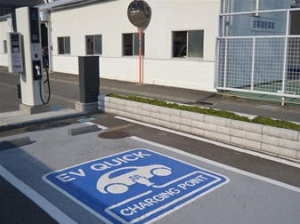 リーフ用急速充電スポットを完備しております。