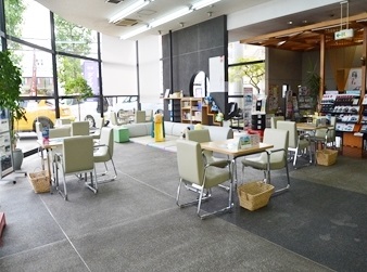 明るく落ち着いた、商談テーブル。お荷物置きもあります。