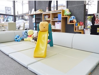 お子様に大好評のキッズコーナー。ベビーベットもあります。