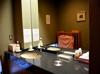 お化粧直しも落ち着いて出来るように清潔に保っております。