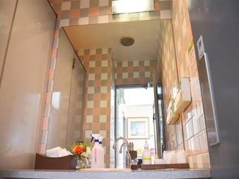 お化粧直しも落ち着いて出来るように清潔に保っております。