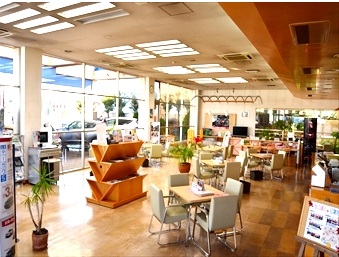 店内は明るく、落ち着いたスペースで、お寛ぎくださいませ。