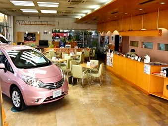 受付カウンターにてご要件を伺っております！