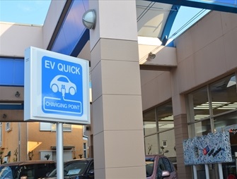 リーフ用急速充電スポットを完備しております。