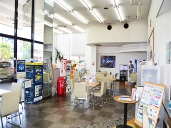 店内は明るく、ゆったりとお寛ぎくださいませ。