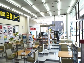 店内は明るく、ゆったりとお寛ぎくださいませ。