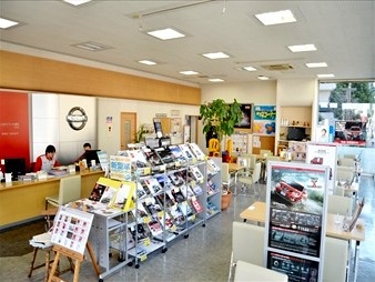 フロントマンが笑顔でお出迎え、お待ちしております。