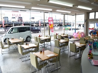 明るい雰囲気のショールームです。