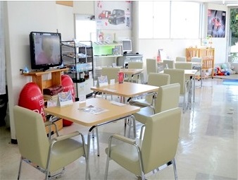 店内は明るく、ゆったりとお寛ぎくださいませ。