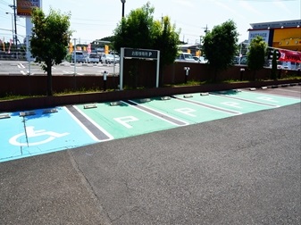 駐車スペースもゆったりし、安全、安心して乗り降りも出来ます