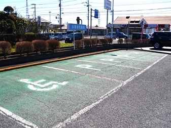 駐車スペースもゆったりし、安全、安心して乗り降りも出来ます。