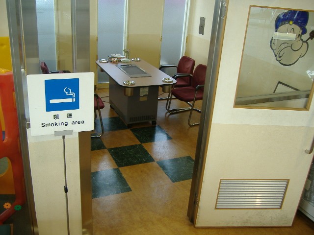 喫煙デスク