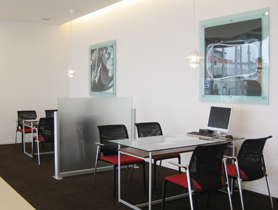 明るい商談スペース