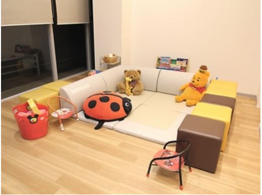 キッズコーナーは、商談コーナーから目も届きパパ、ママも安心♪