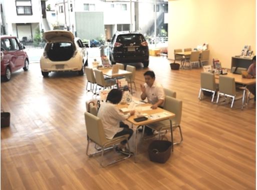 明るいショ－ル－ムでゆっくりと展示車をご覧頂けます。