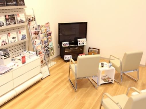 ゆったり快適な待合室。ＴＶ・雑誌もご自由にどうぞ！