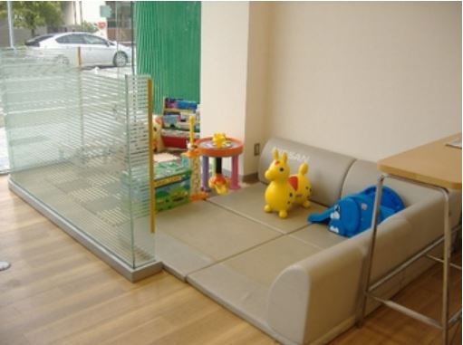 キッズコーナーは、商談コーナーから目も届きパパ、ママも安心♪