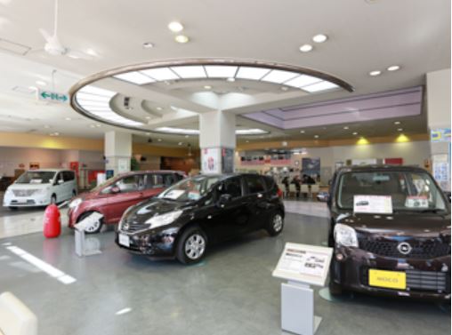 広いショールーム多彩な展示車をご用意しております。