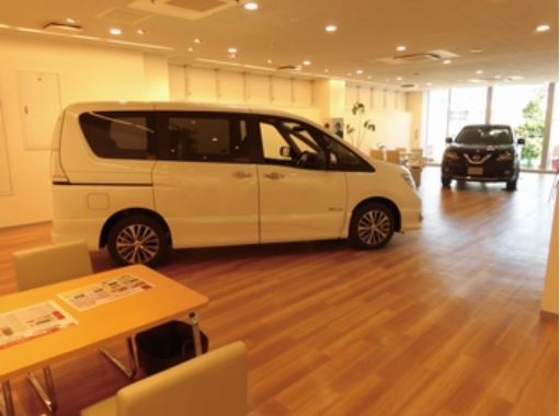 ２Ｆショールームです。試乗車も多く用意しております。