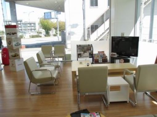 広々ソファーで、ＴＶ・多種の雑誌をご用意しております。