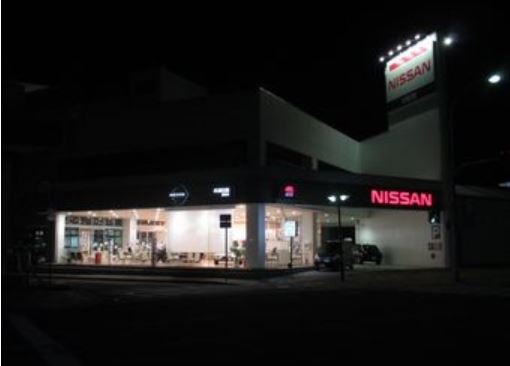 夜はライトアップされ、大画面が登場します！