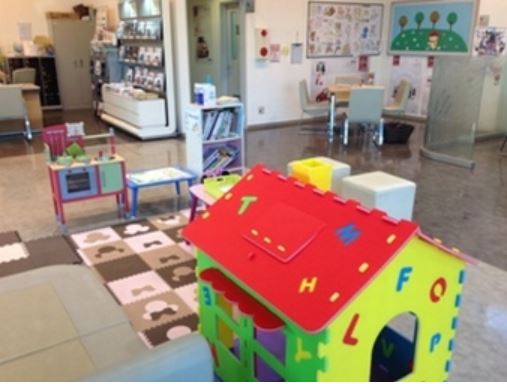 お子様のぬりえの展示が大好評の自慢のキッズコーナーです