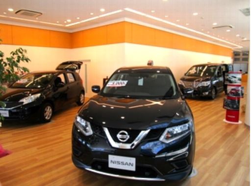 ２号線に面した、間口広々のショールームです。