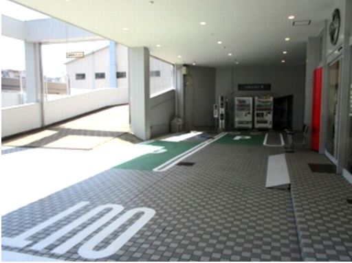 雨天でも安心、屋根下の充電スペースです。自販機もウェルカム