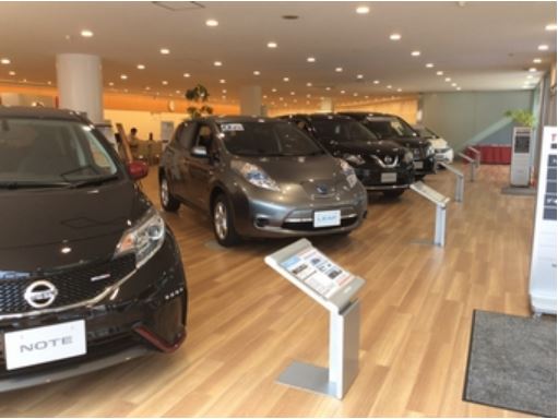 当店は広く、展示車もたくさんございます。