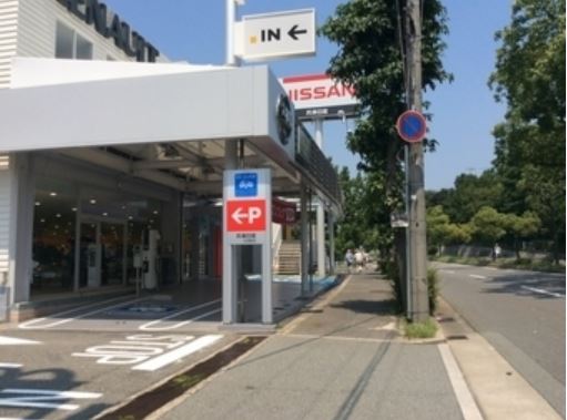 こちらが入口です。駐車が不安な方はどうぞお申し付け下さい。