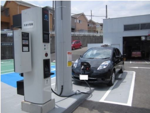 ２４時間、電気自動車用の急速充電器も設置しております。