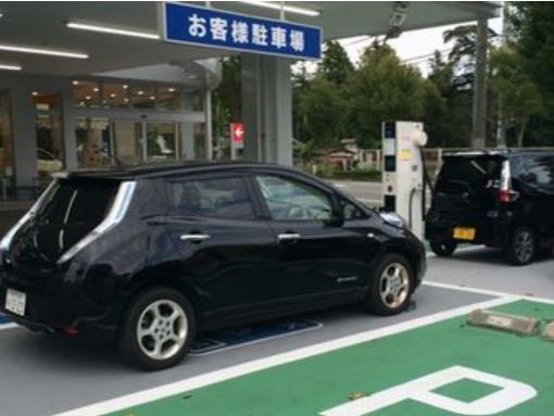 電気自動車用の急速充電器も設置しております。