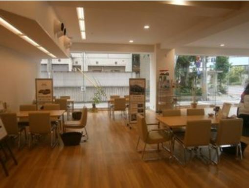 お車選びにはゆったりとしたスペースでご検討ください。