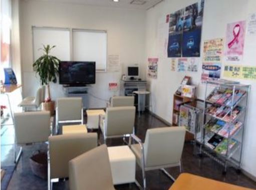 ゆったり快適な待合室。ＴＶ・雑誌もご自由にどうぞ！