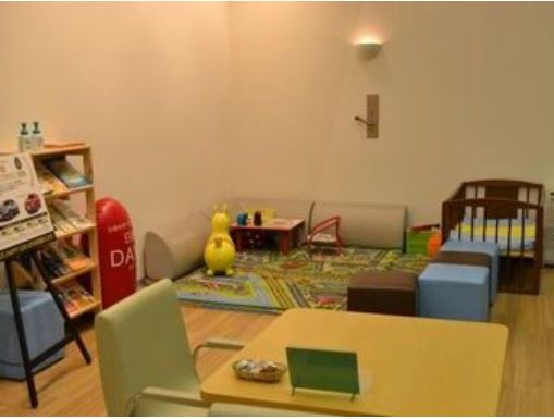 キッズコーナーは、商談コーナーから目も届きパパ、ママも安心♪