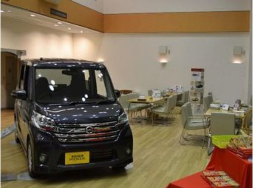 自慢の清潔感のある明るいショールームです。