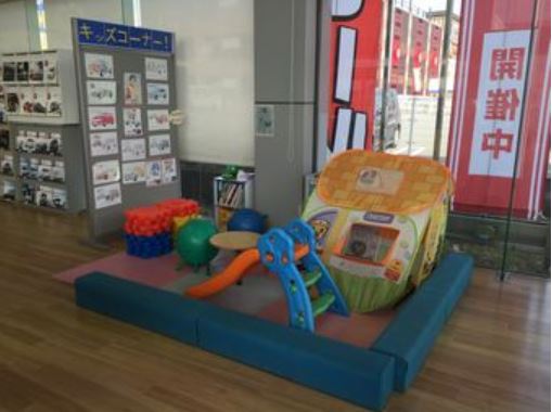 キッズコーナーは、商談コーナーから目も届きパパ、ママも安心♪