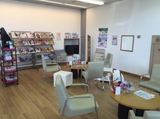 ゆったり快適な待合室。