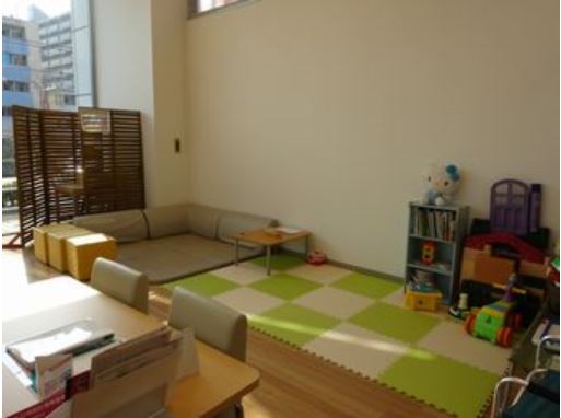 キッズコーナーは、商談コーナーから目も届きパパ、ママも安心♪