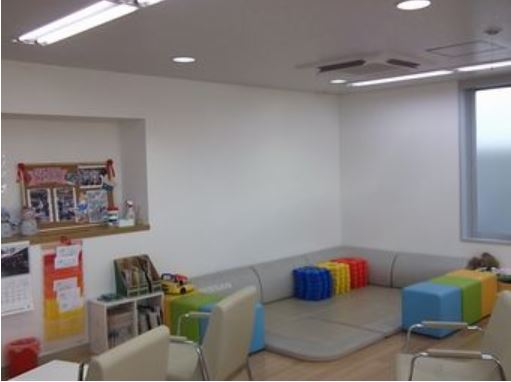 キッズコーナーです。商談中もお子様はこちらでお待ち下さい。