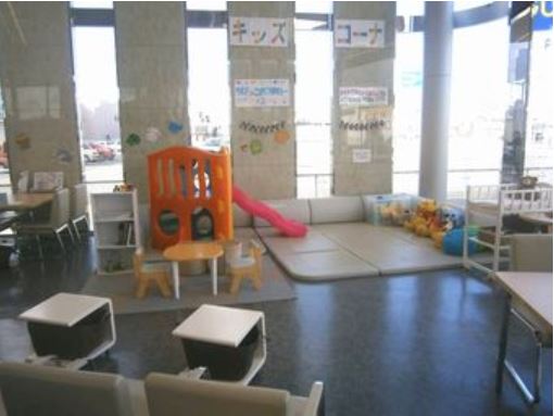 広々清潔なキッズコーナー、パパママも安心してお待ち頂けます。