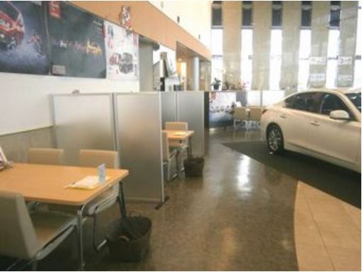 テーブルごとに仕切られた商談コーナーでゆっくりご検討。