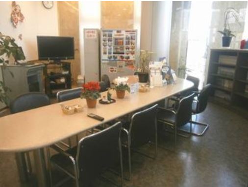 整備待ちには、受付の近くか奥のスペースをご利用ください。