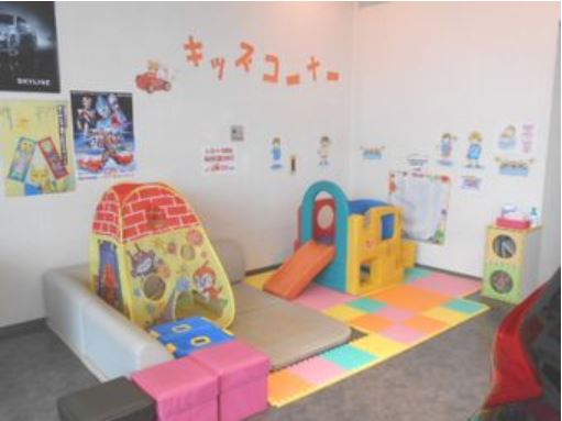 お子様はキッズコーナーへどうぞ、お友達とは仲良くしてね！