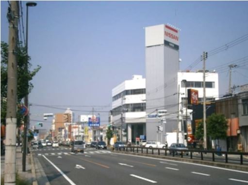 阪神電車からも見える高い大きなNISSANの看板が目印です。